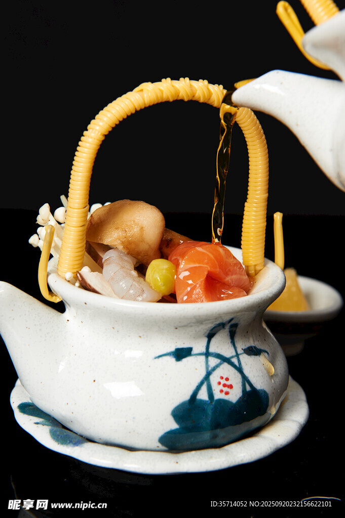 松茸海鲜土瓶蒸