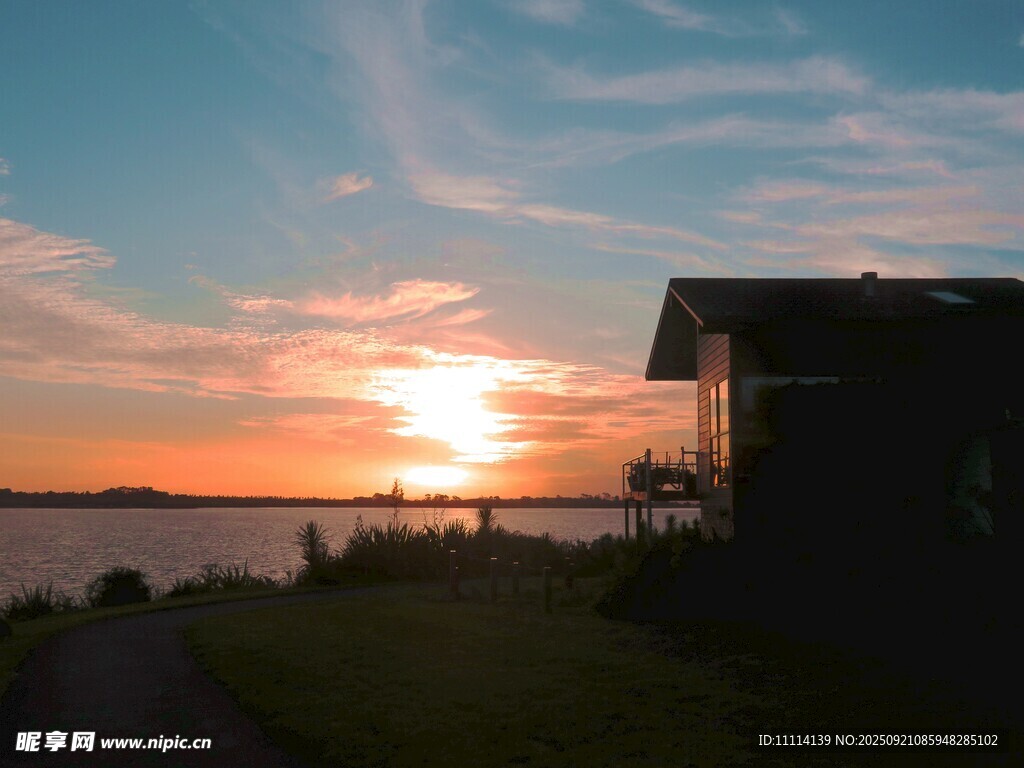 海滨小屋绝美日落风景