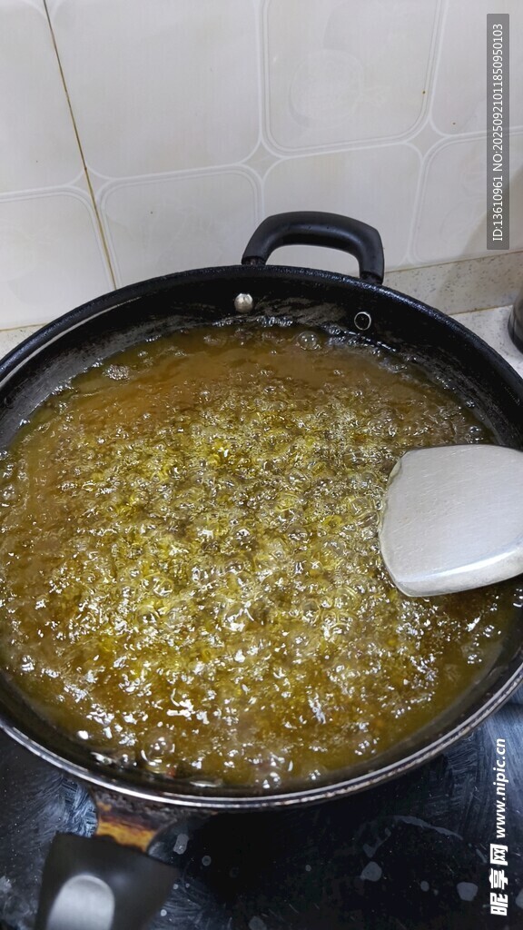自制花椒油 锅中烹饪的金黄食物