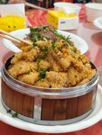 四川美味蒸肉置于蒸笼中