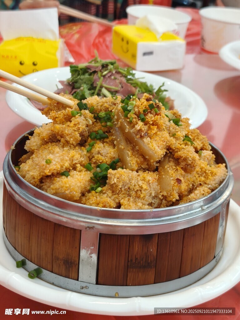 四川美味蒸肉置于蒸笼中