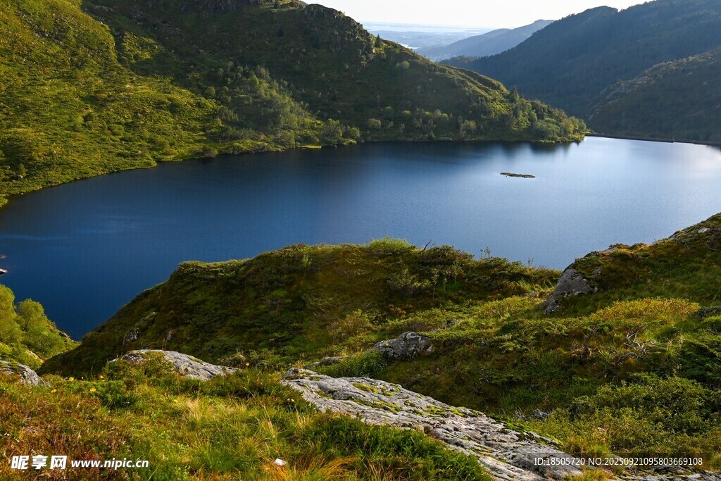 山间幽蓝湖泊美景