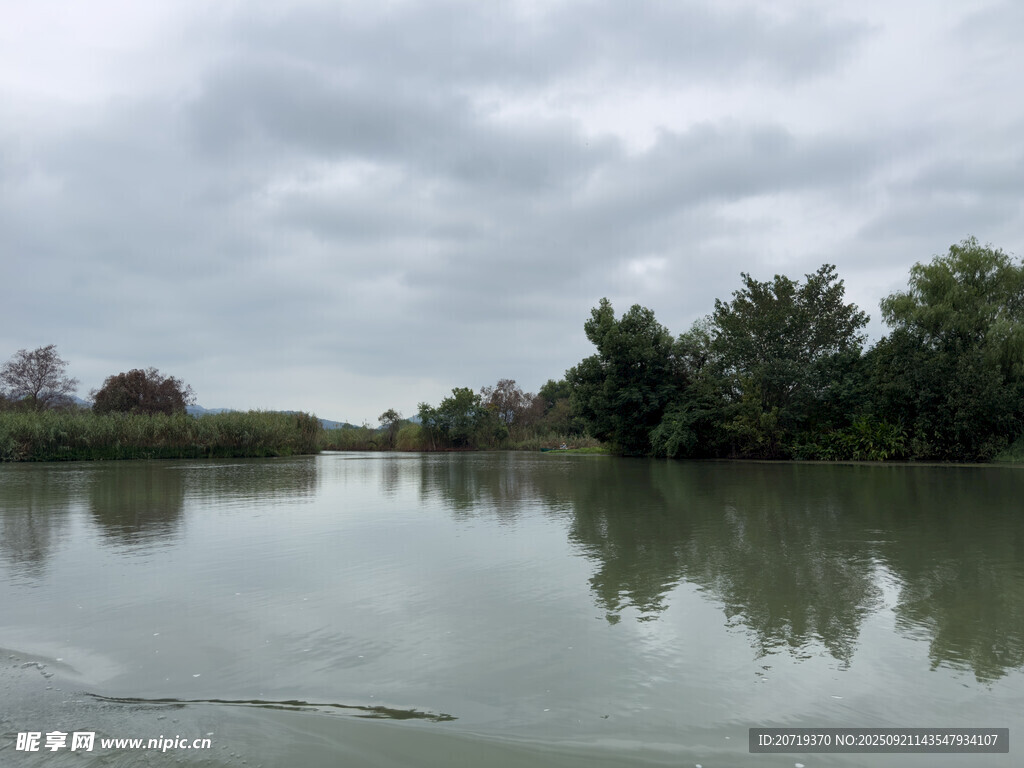 宁静湖畔风景