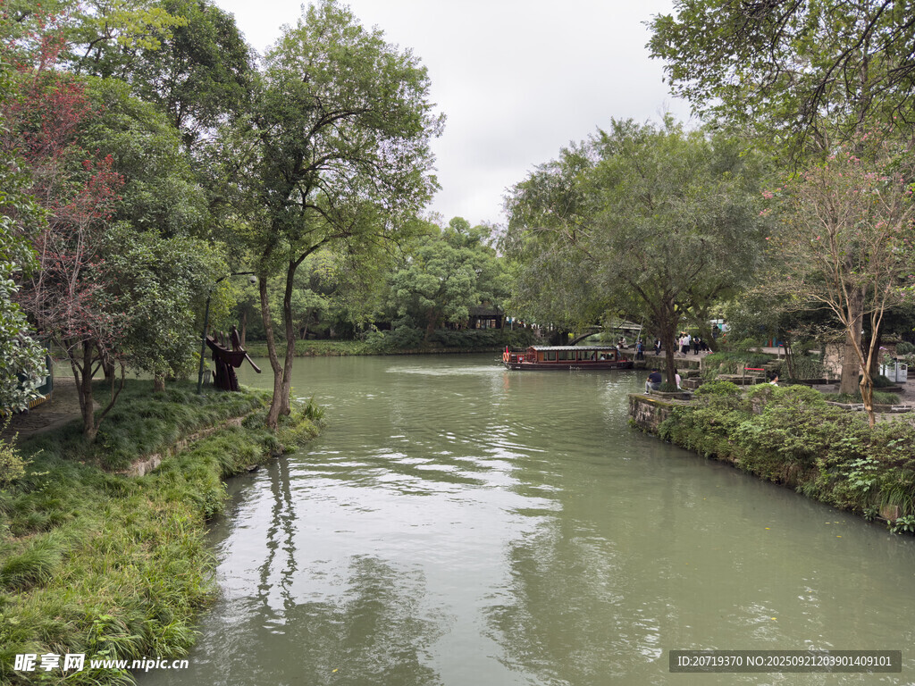 宁静河畔的自然景致