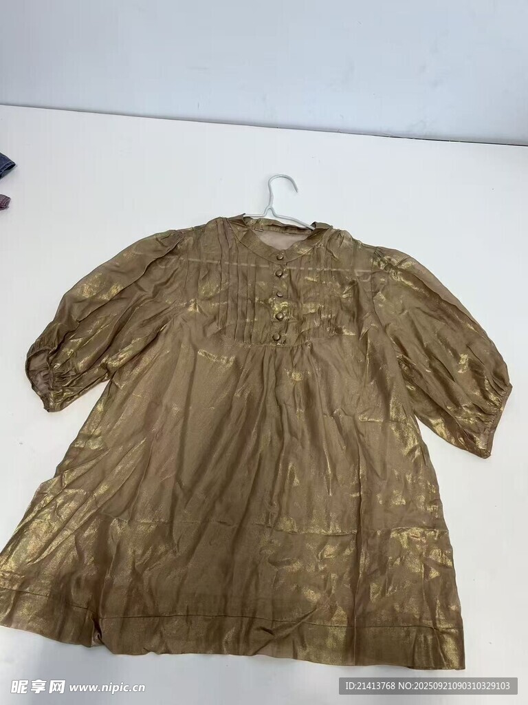 金色连衣裙