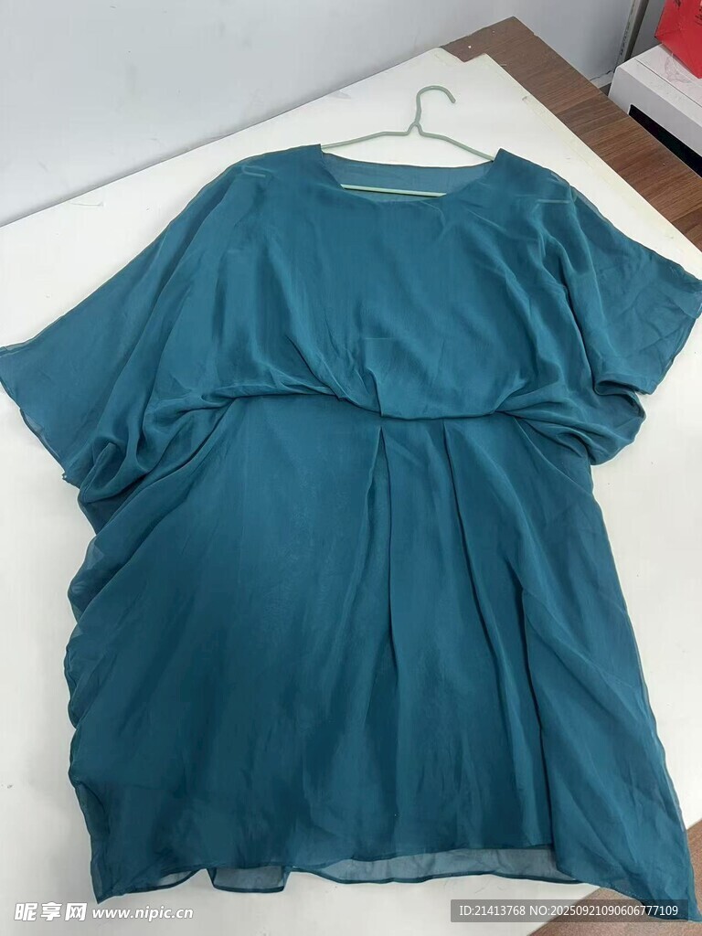蓝绿色短袖