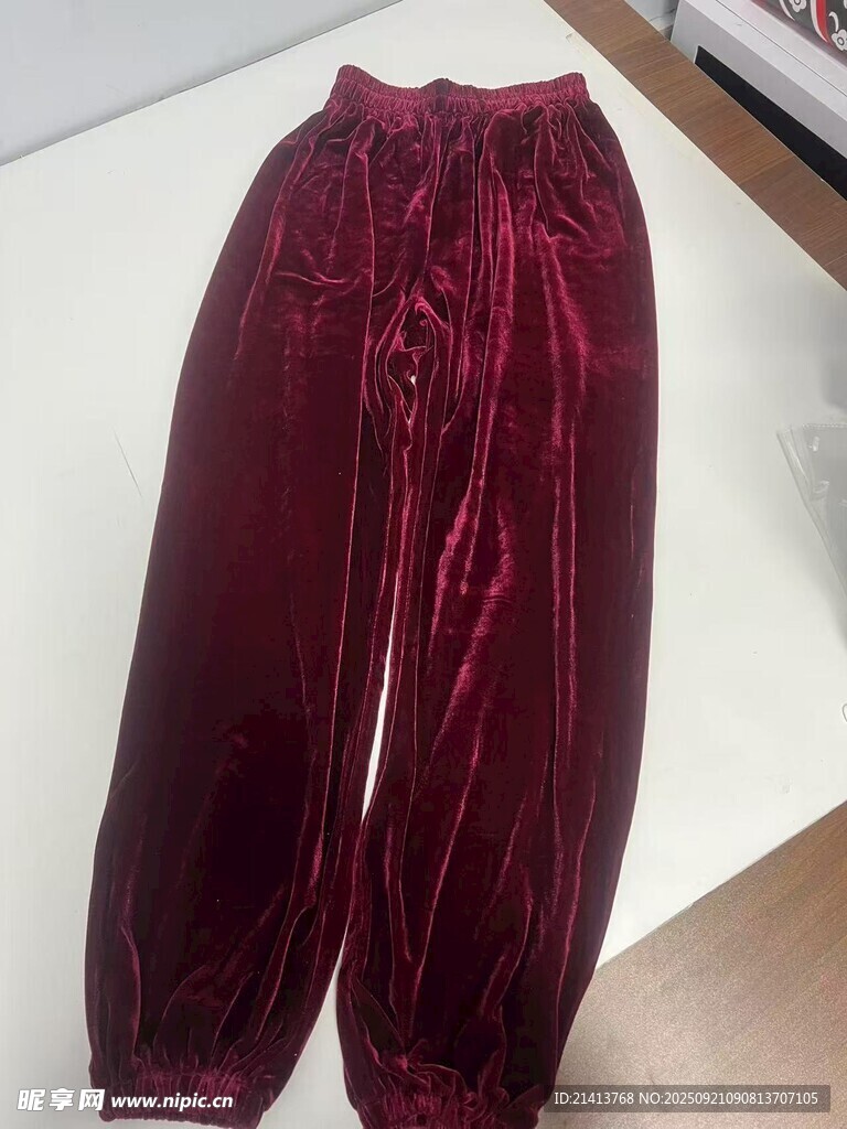 酒红色丝绒
