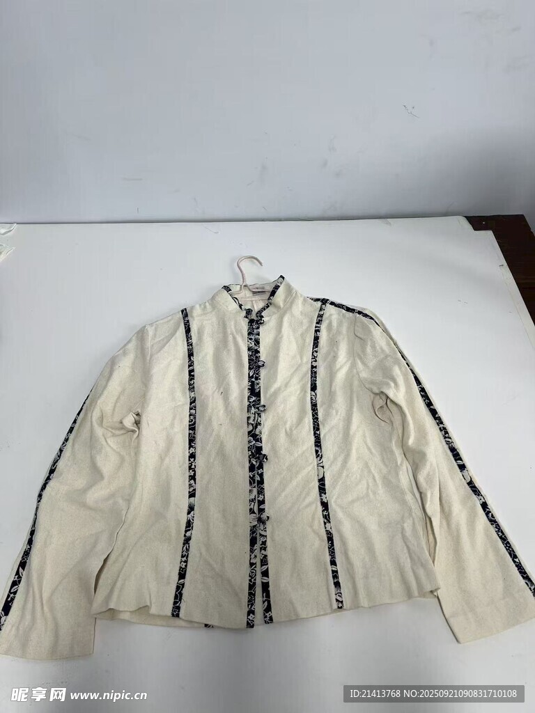 米白色短款上衣