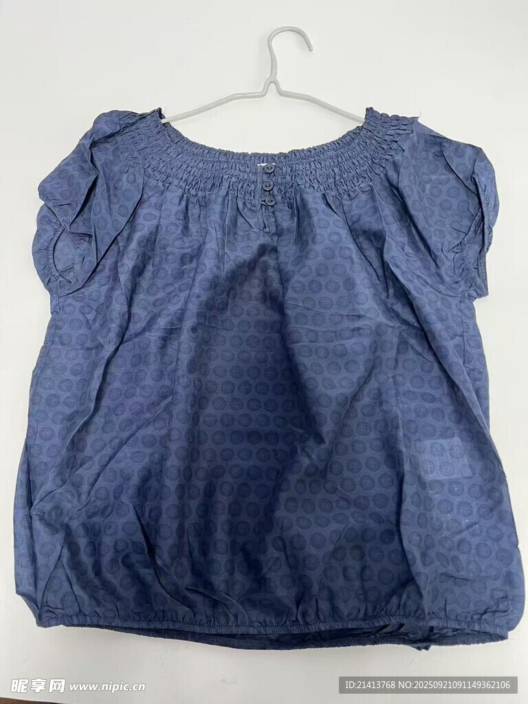 蓝色褶皱短袖上衣展示蓝色短袖