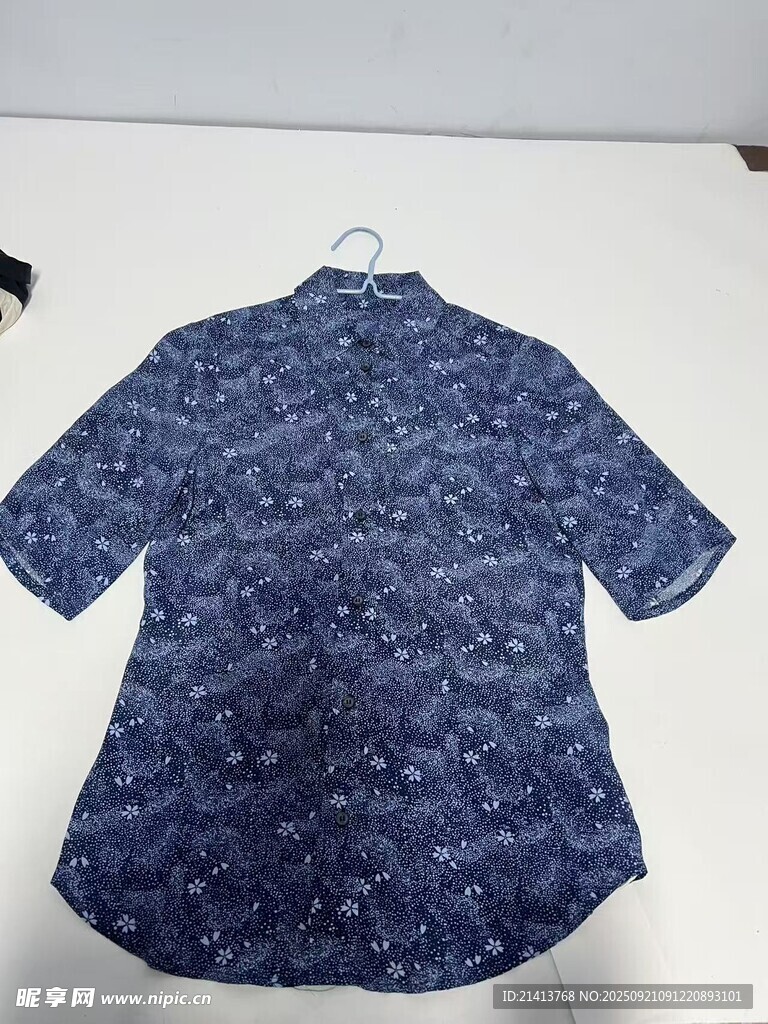 蓝色印花短袖衬衫展示蓝色印花