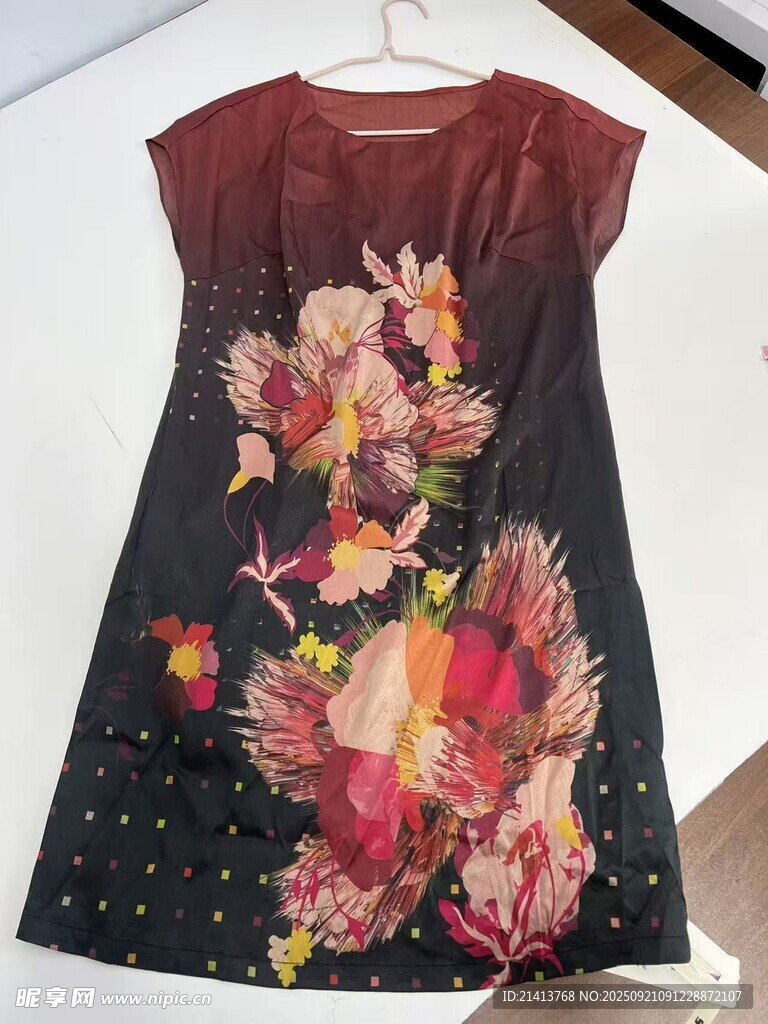 印花短袖连衣裙展示连衣裙短袖