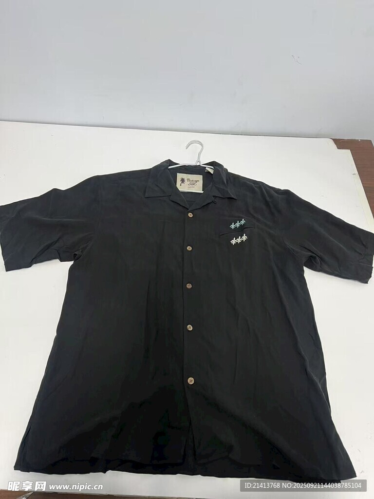黑色短袖衬衫展示黑色短袖