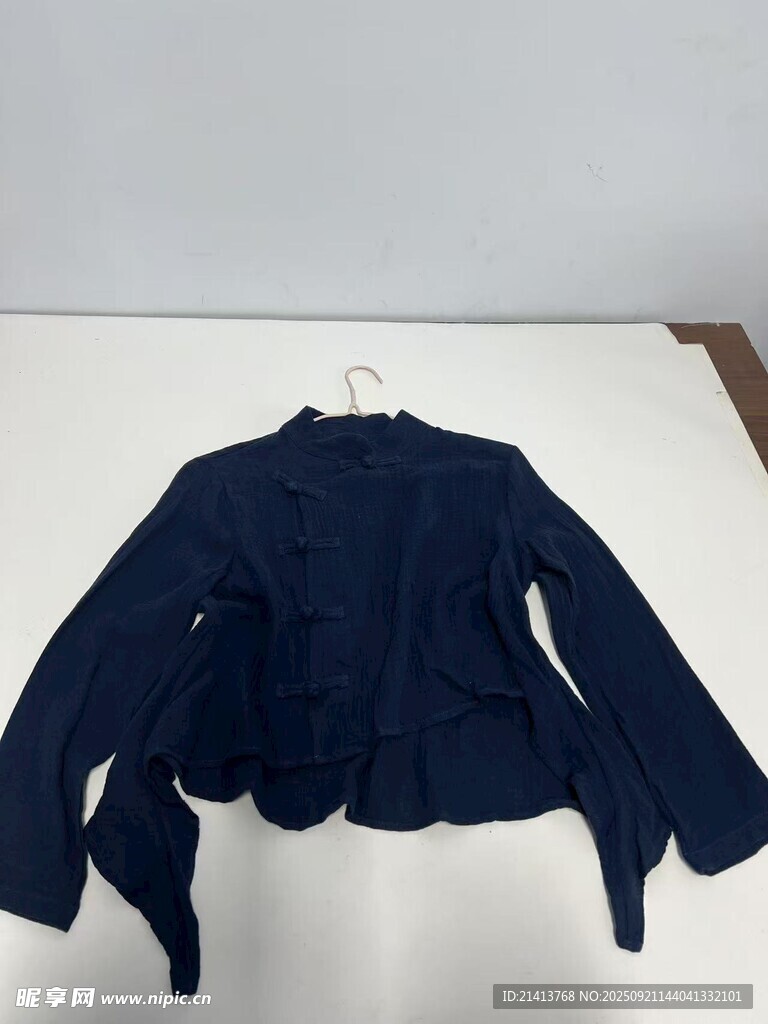 深蓝色短款上衣展示深蓝色短款