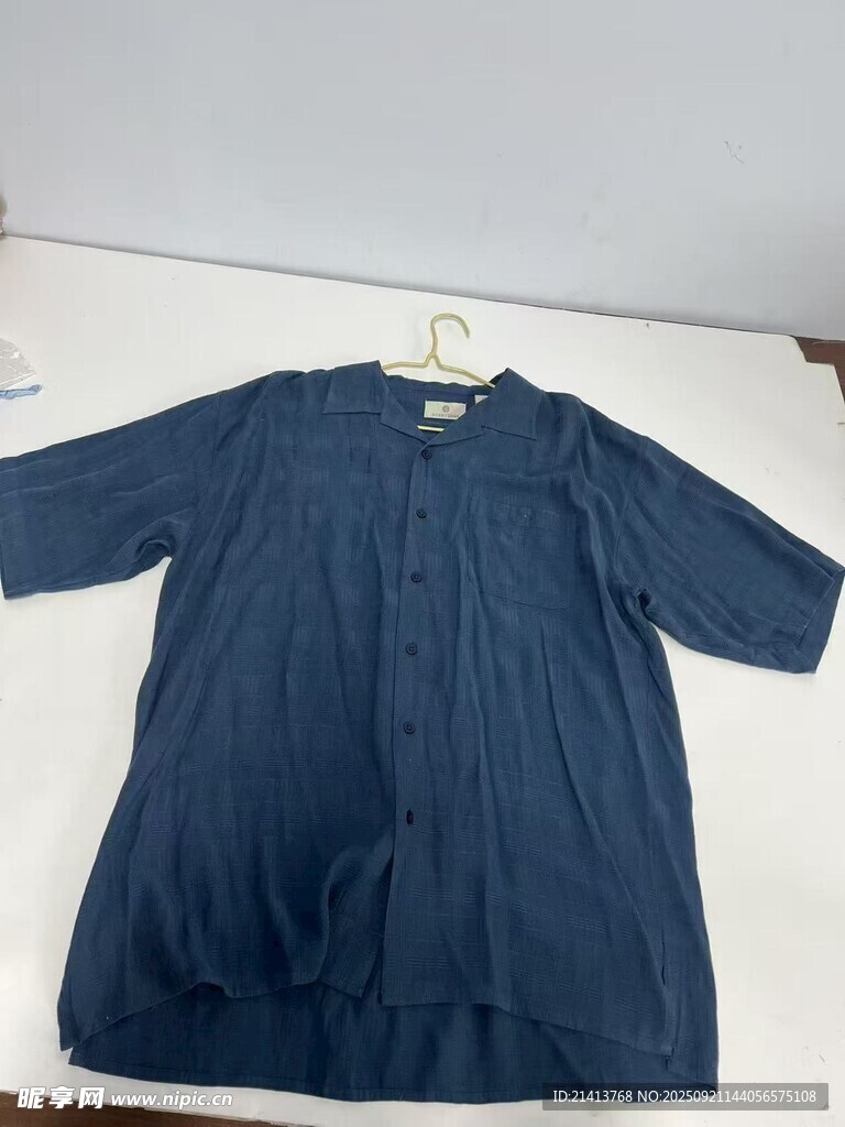 深蓝色短袖上衣展示深蓝色短袖