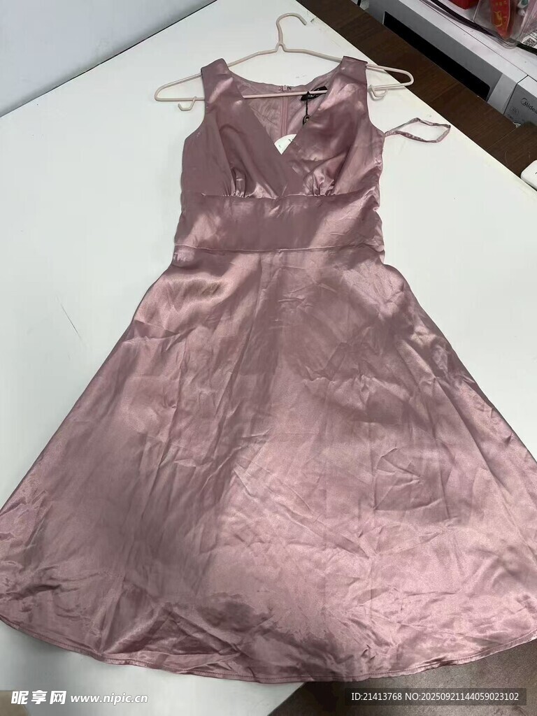 粉色无袖连衣裙展示粉色无袖