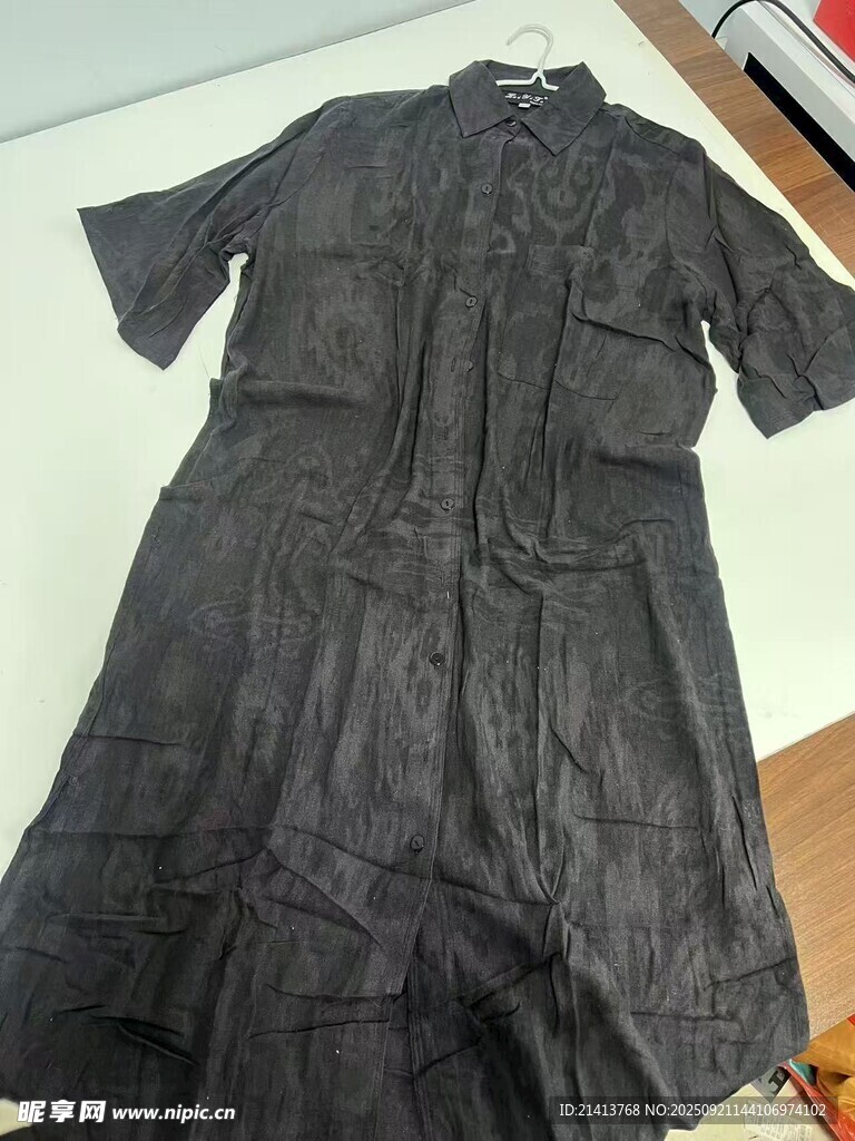 黑色短袖连衣裙展示黑色短袖