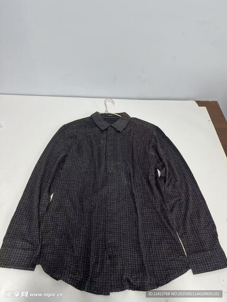 黑色长袖上衣展示黑色长袖