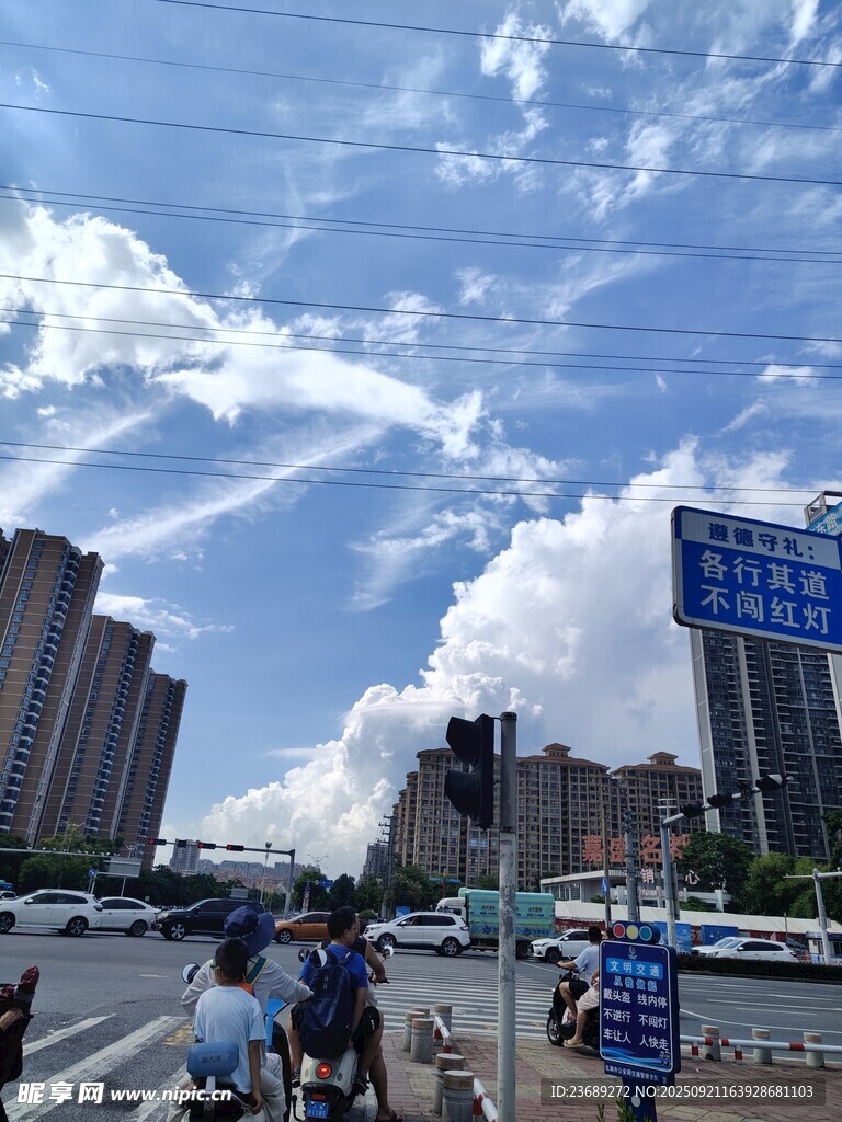 城市街道交通景象