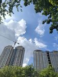 城市高楼与蓝天白云景观