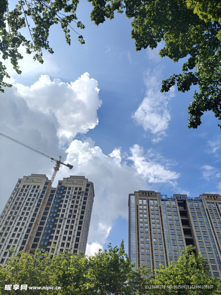 城市高楼与蓝天白云景观