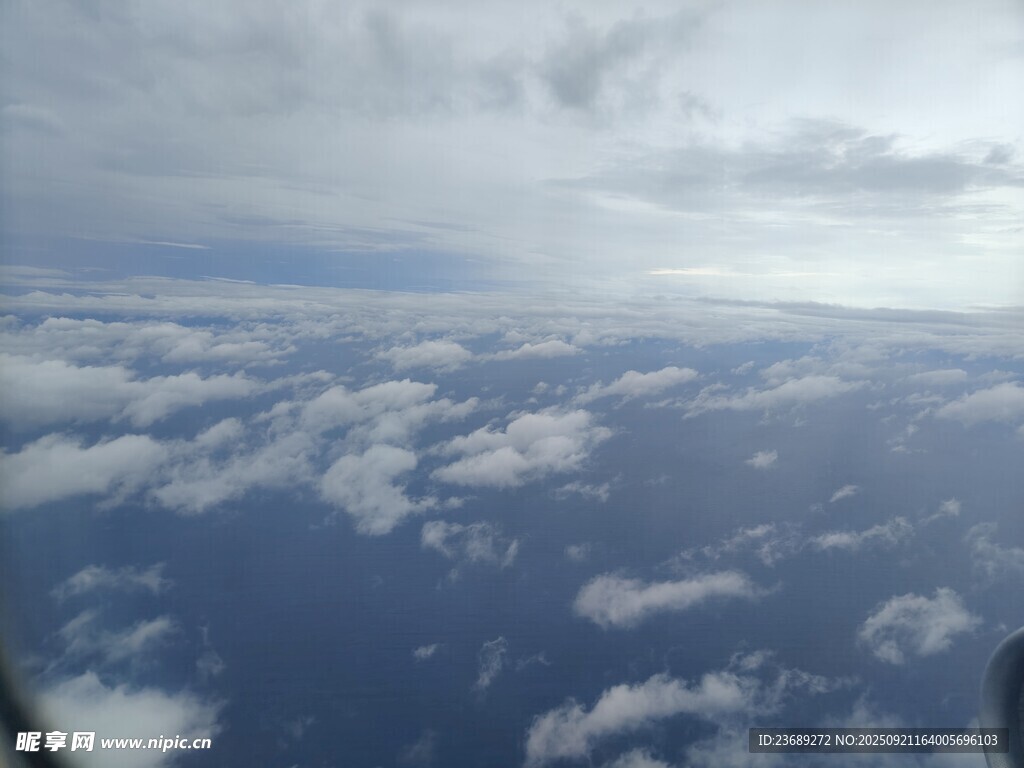 高空俯瞰云海美景