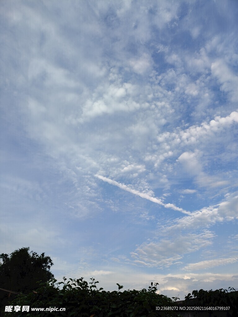 蓝天飘絮状白云美景