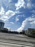 晴空下的城市道路