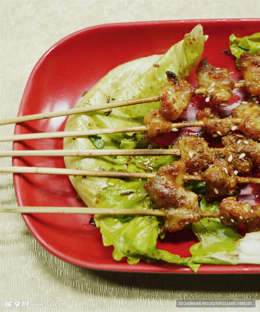 红色盘中的美味烤肉串