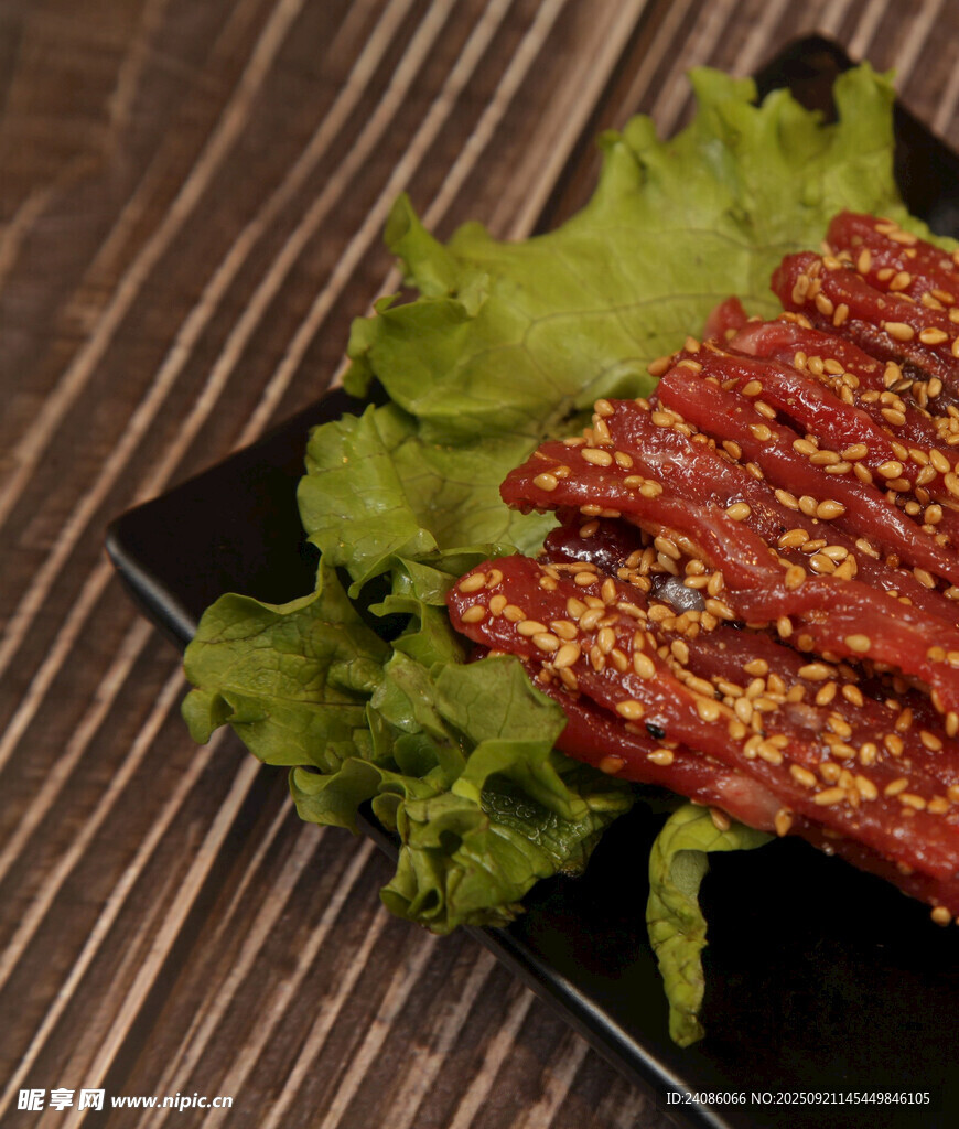 美味芝麻牛肉干摆于生菜上