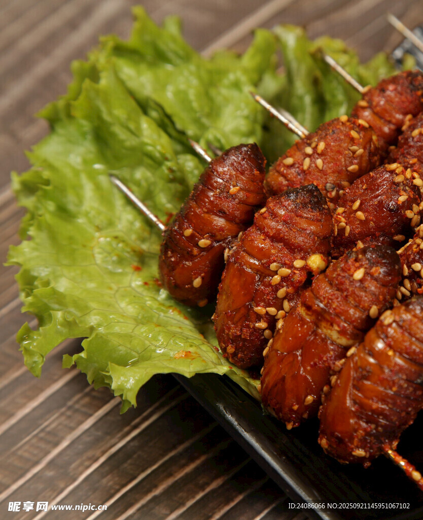 美味烤肉串置于生菜上