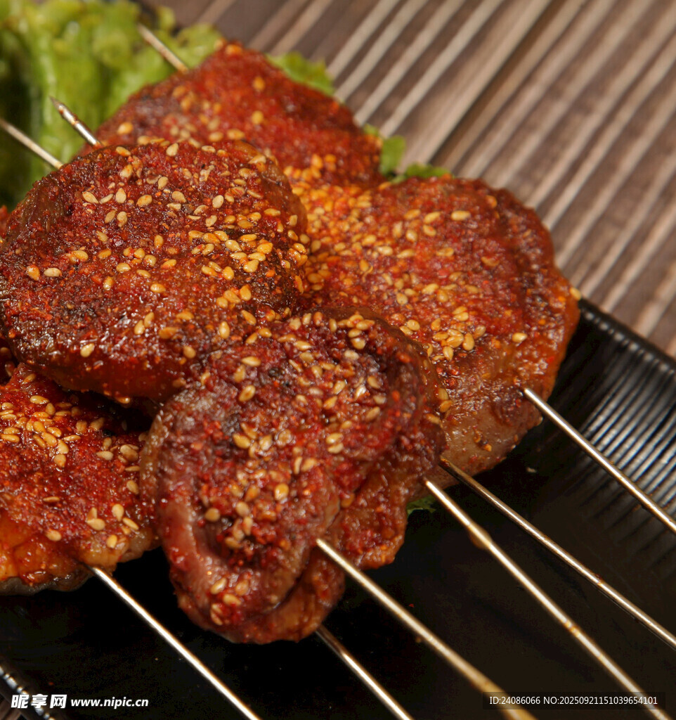 烤架上的美味孜然烤肉