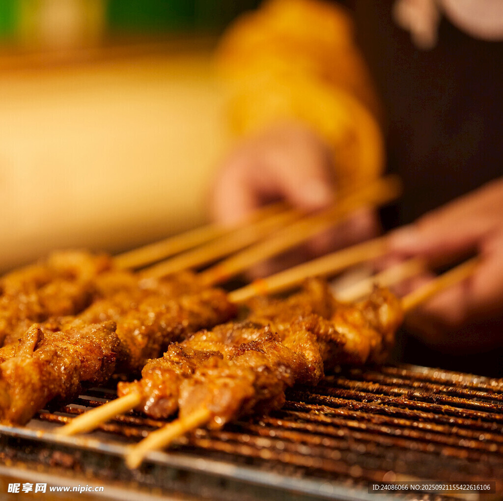 美味烤肉串在烤制中