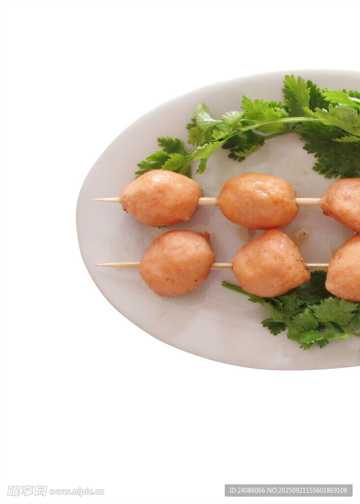 串烧鸡肉丸配新鲜欧芹