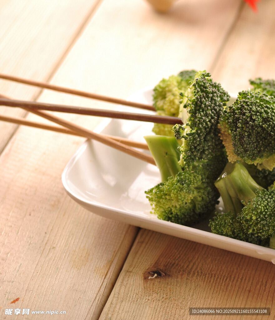 竹签串起的新鲜西兰花