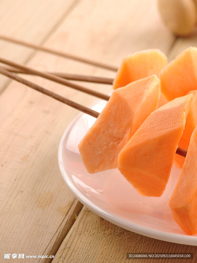 烤红薯块摆放在白色盘中