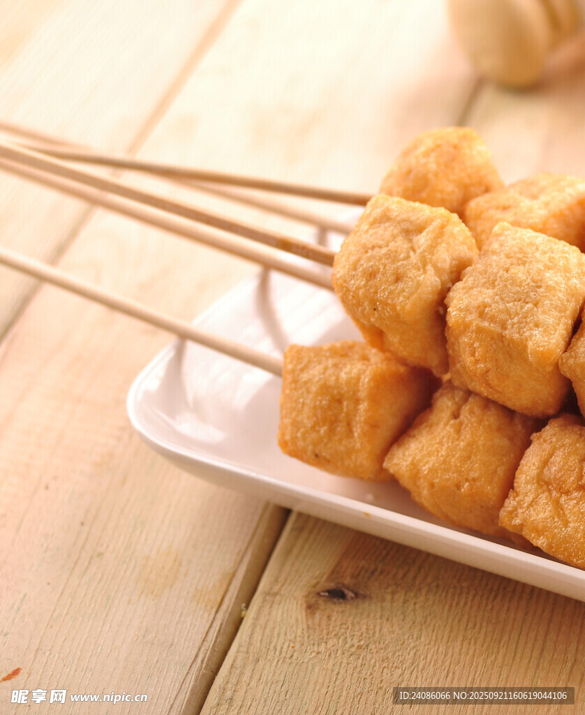 美味炸豆腐串摆于盘中