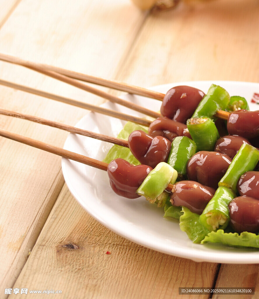 竹签串起的美味蔬菜与豆