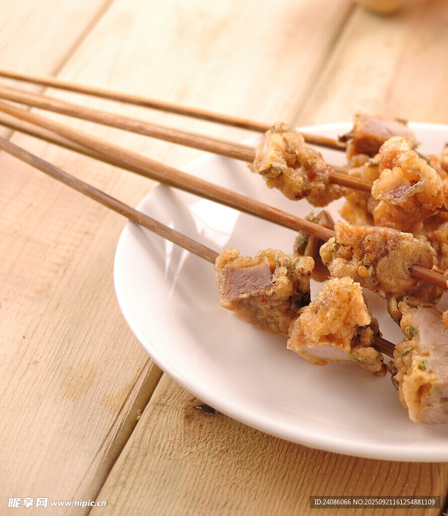 美味鸡肉串摆于白色盘上