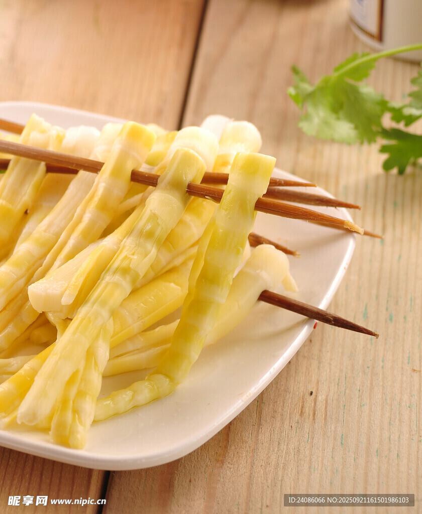 竹签串起的美味脆嫩笋片