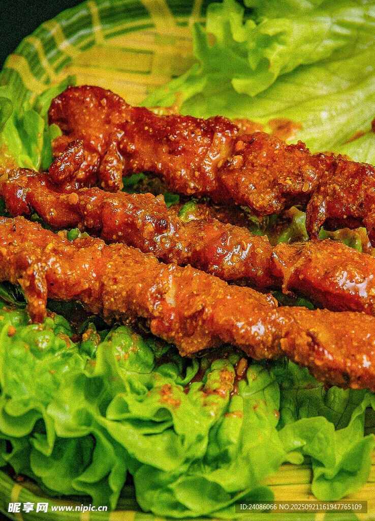 美味烤肉串配新鲜生菜