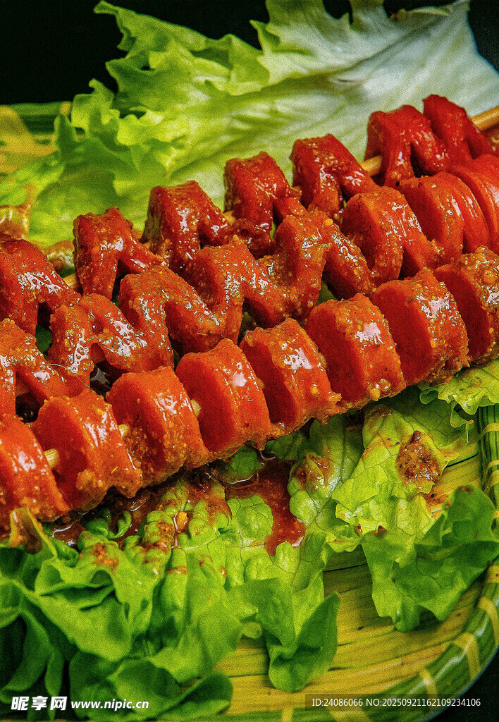 美味烤肉串摆于生菜之上