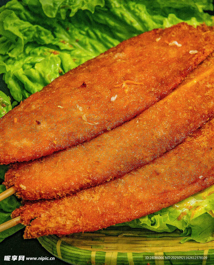 香酥炸鱼排摆于生菜上