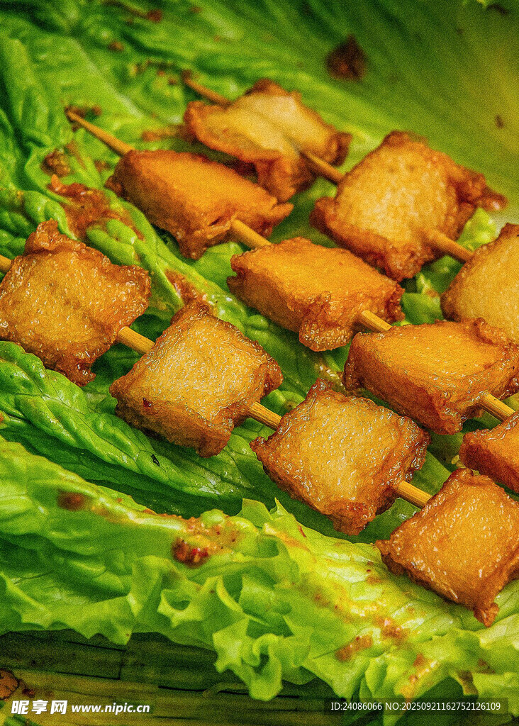 生菜上的美味炸物