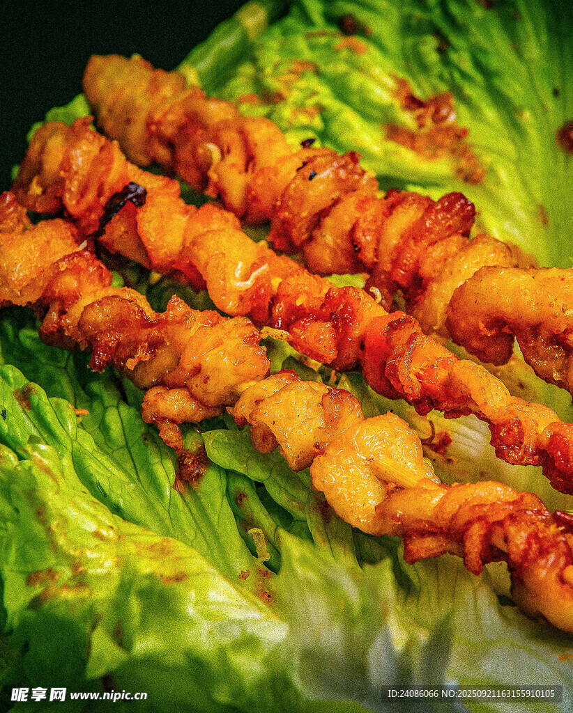 美味烤肉串摆于生菜上