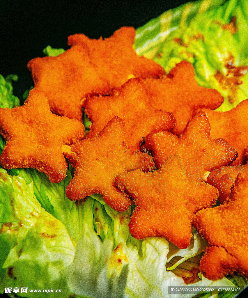 星形炸物配生菜摆盘