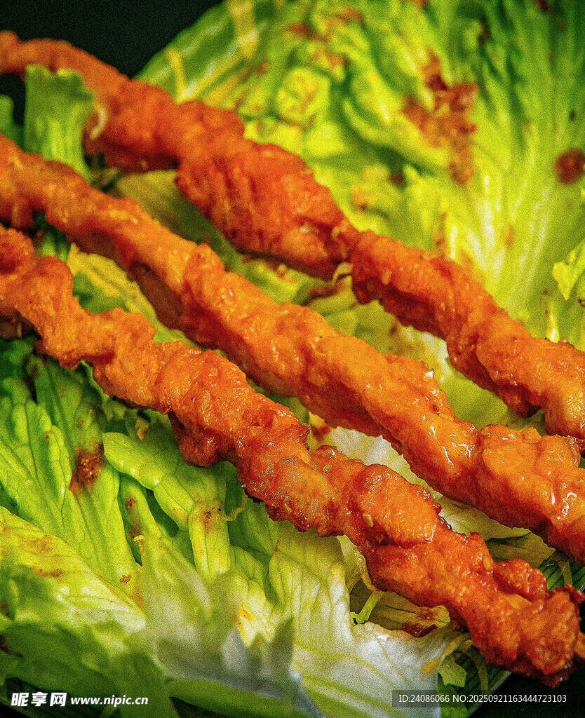 美味炸肉条配新鲜生菜