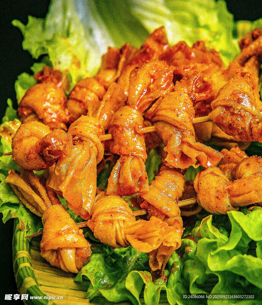 美味辣炒鸡肘配生菜