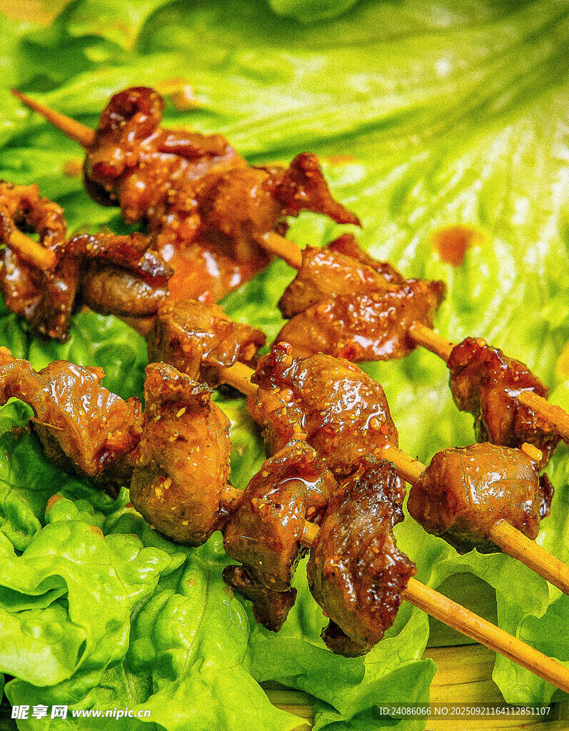 美味烤肉串配新鲜生菜