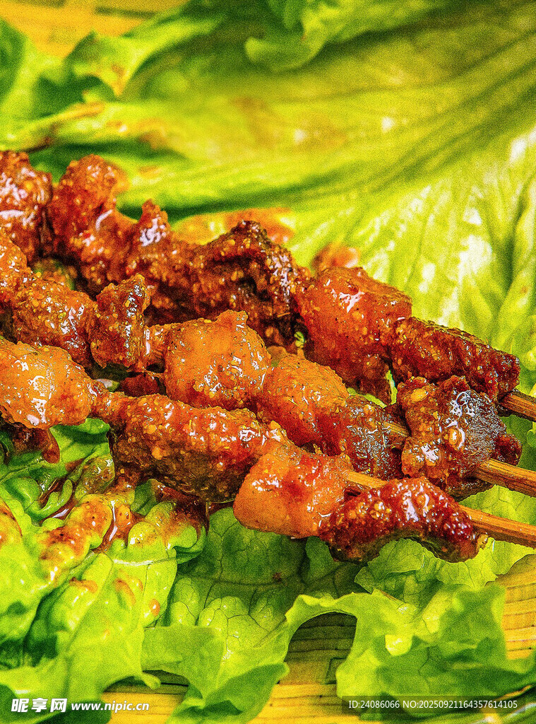 美味烤肉串摆于生菜上