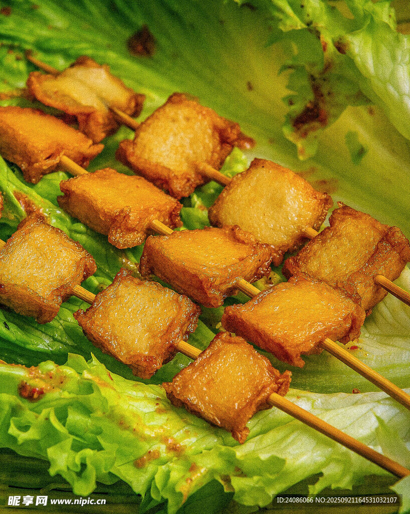香酥豆腐串摆于生菜上